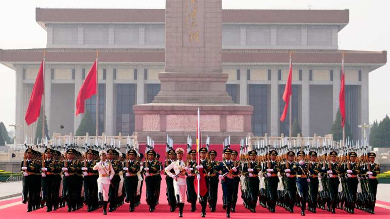 4這是國旗護衛隊從人民英雄紀念碑基座出發，走向旗杆基座。