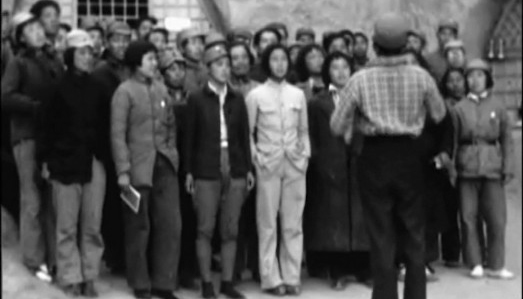 “共产党点燃了许多中国青年的希望”在《西行漫记——外国记者眼中的中国共产党人》档案图片展览中，有一部名为《通往延安之旅》的黑白无声纪录片，由瑞士新闻摄影记者瓦尔特·博斯哈德拍摄，这是中国全民族抗战初期有关延安的珍贵影像。