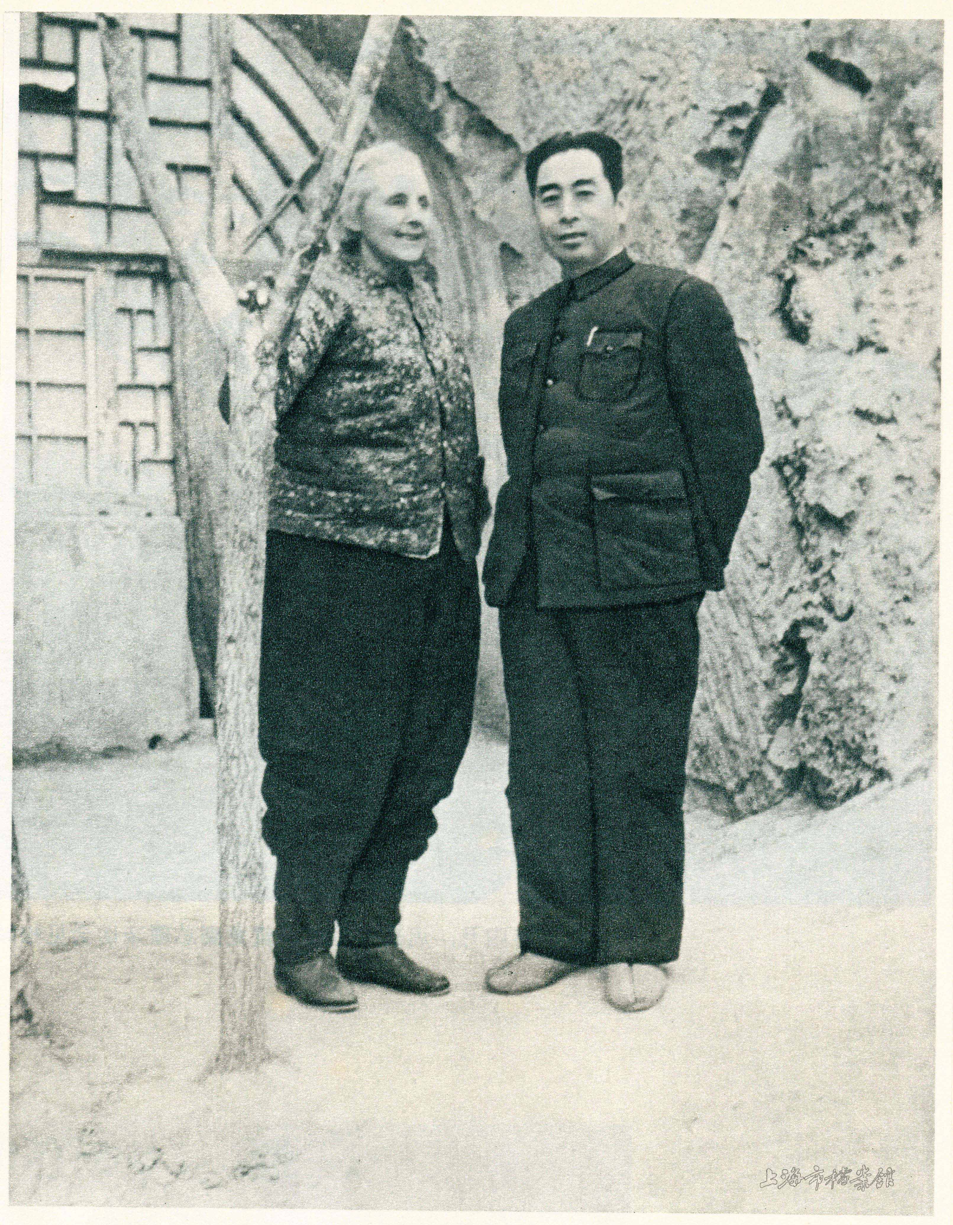 1947年，周恩来与史沫特莱在延安。（上海市档案馆藏）