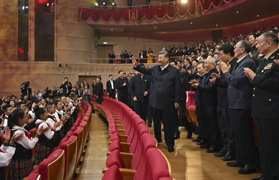 习近平观看庆祝西藏自治区成立60周年文艺晚会《雪域欢歌》