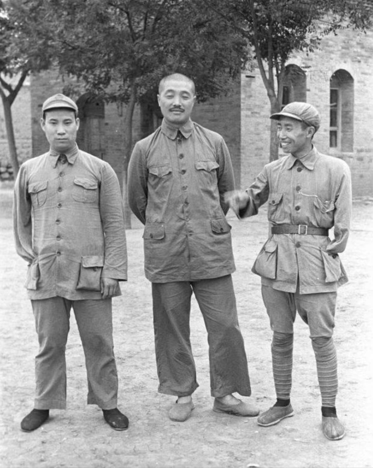 1937年，贺龙（中）、贺炳炎（左一）、彭绍辉（右一）合影。照片拍摄后不久，红二方面军正式改编为八路军一二师，开赴华北抗日前线。（哈里森·福尔曼拍摄）