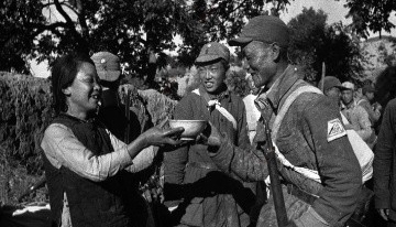 共產黨人“已經在中國創造了一個奇跡”美國記者哈裡森·福爾曼，中國人民的老朋友。他曾於1937年到訪陝北蘇區，採訪了正准備奔赴抗日前線的中國工農紅軍。1944年，福爾曼作為中外記者西北參觀團成員，深入延安與晉綏邊區，親身見証了中國共產黨領導的人民戰爭迸發的磅礡力量。他驚嘆道，共產黨人“已經在中國創造了一個奇跡——贏得了人民的尊敬與合作”。