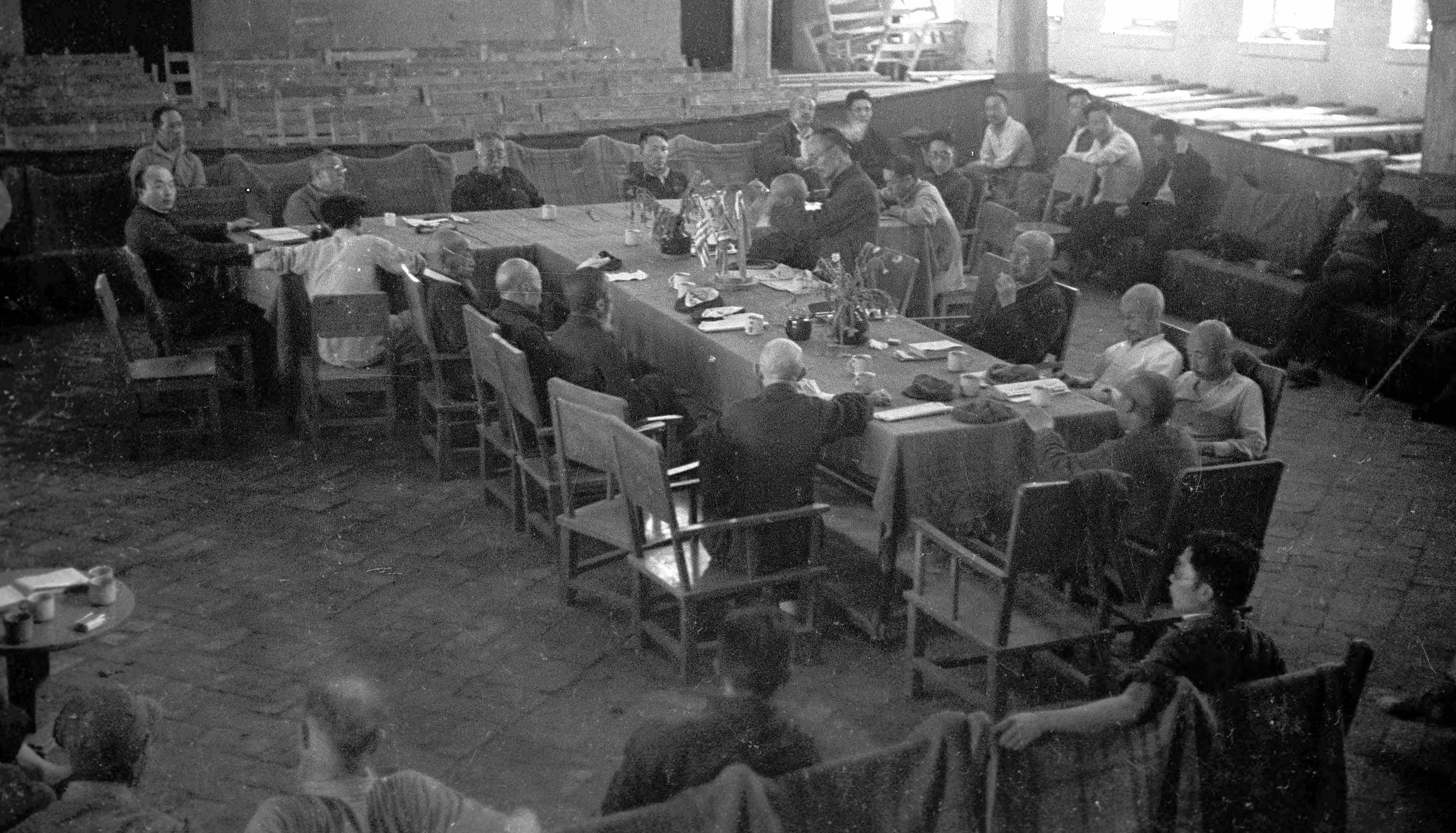 “中共黨員的作用無處不在”1944年夏，斯坦因與毛澤東在延安楊家嶺的窯洞中，展開了一場長達12小時的深度對話。談話中，毛澤東深刻剖析了中國新民主主義革命的現狀與未來，傳遞出中國共產黨為民族獨立、人民解放不懈奮斗的堅定信念與歷史擔當。斯坦因由此清晰認識到，中國共產黨真心實意為人民，這正是“8600萬人民隨著他的道路前進”的動力之源。
