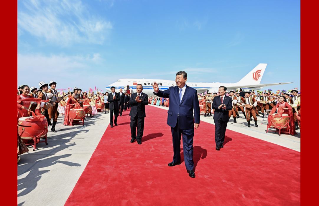 习近平率中央代表团抵达乌鲁木齐出席新疆维吾尔自治区成立70周年庆祝活动