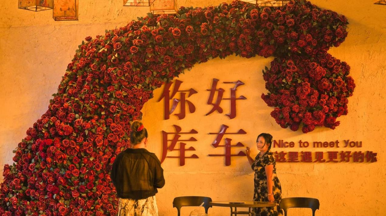 行进中国丨手鼓声里听千年 库车老城夜未央