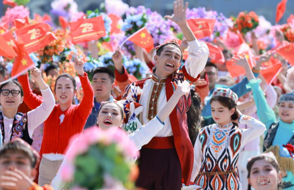 新疆各族群众热烈欢迎习近平总书记