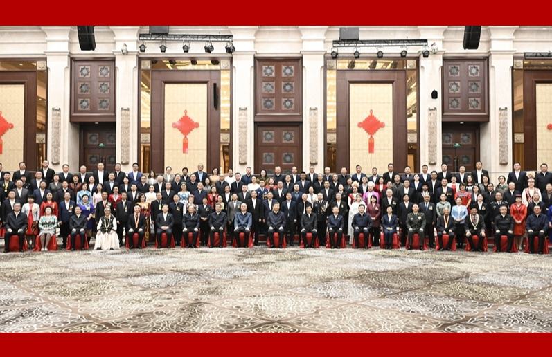 习近平接见新疆各族各界代表