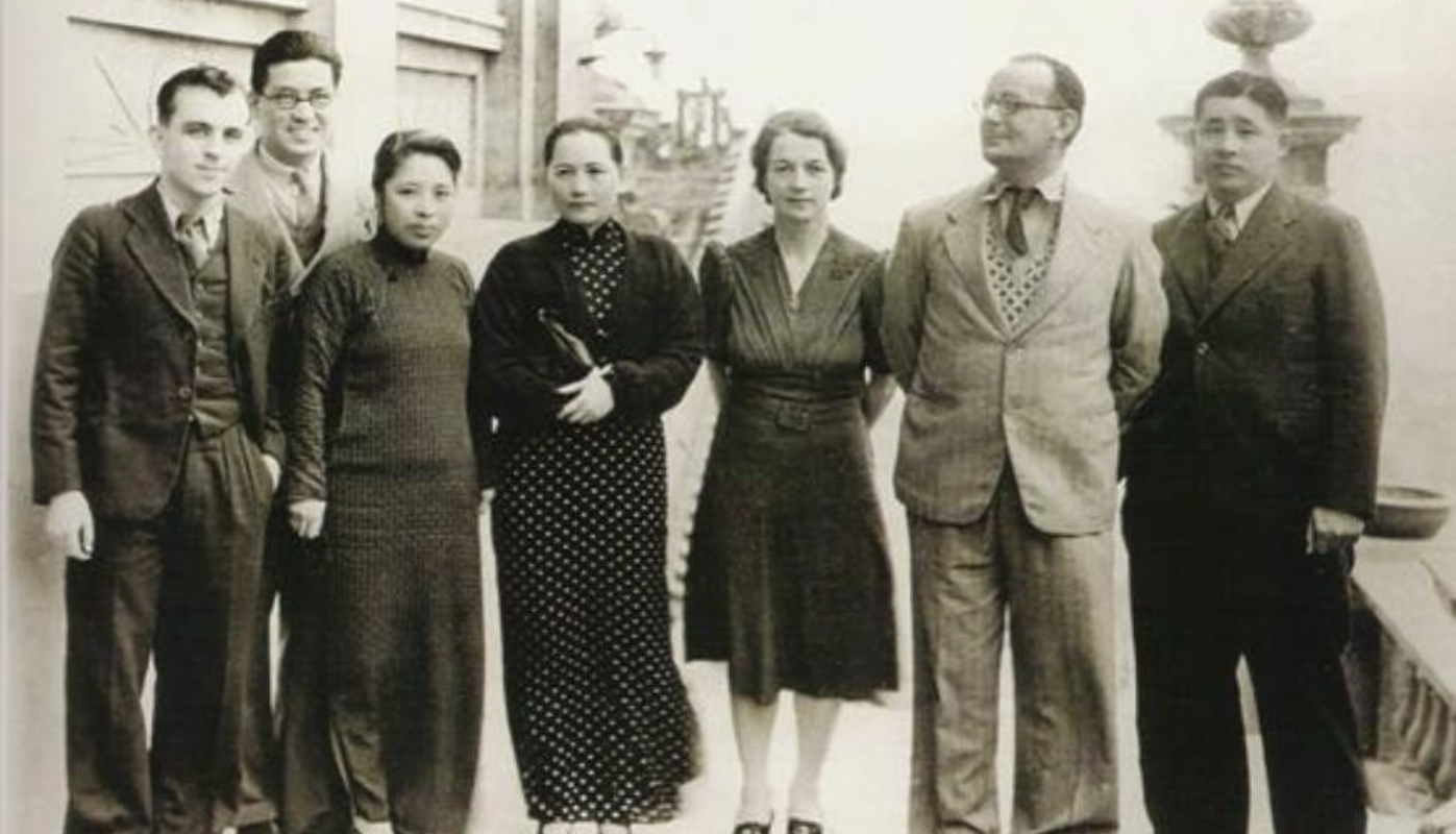 敵后抗日根據地是“不可摧毀的堡壘”2005年，一位金發碧眼的耄耋老人動情地說道：“我今年90歲，但從另外一個角度說，還隻有73歲，因為我是1933年開始為中國革命工作的。”這位老人，正是著名的國際記者——伊斯雷爾·愛潑斯坦。中國全民族抗戰時期，愛潑斯坦穿梭於硝煙彌漫的正面與敵后戰場，以筆為刃，真實記錄了中國軍民浴血奮戰、抗擊日寇的不屈斗爭。