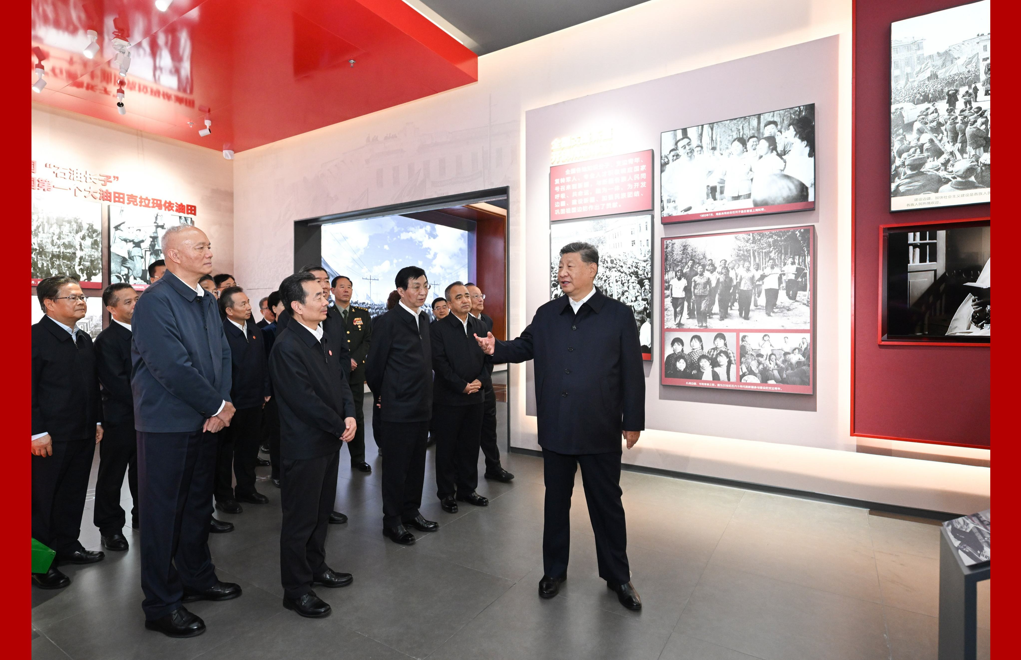 习近平参观新疆维吾尔自治区成立70周年主题成就展