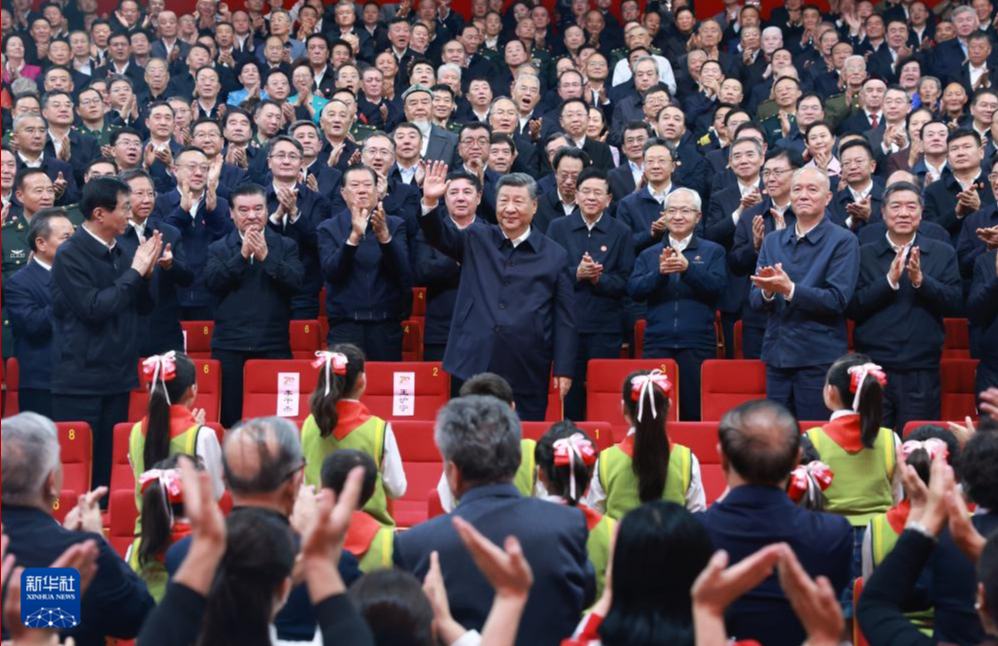 习近平观看庆祝新疆维吾尔自治区成立70周年文艺晚会《美丽新疆》
